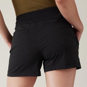 Athleta NWOT Trekkie North Shorts super flattering! Black, stylish, 4 pockets.